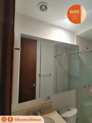 Mueble baño puerta espejo 0.jpg